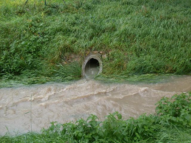 foto 020.jpg - Vystn deov kanalizace z ulice Na Kamenn Hrzi do Radotnskho potoka